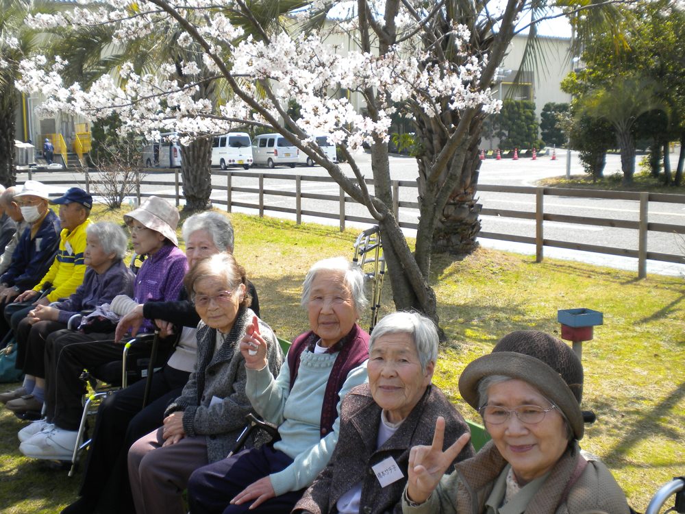 満開の桜の下で笑顔を見せる利用者の皆さま