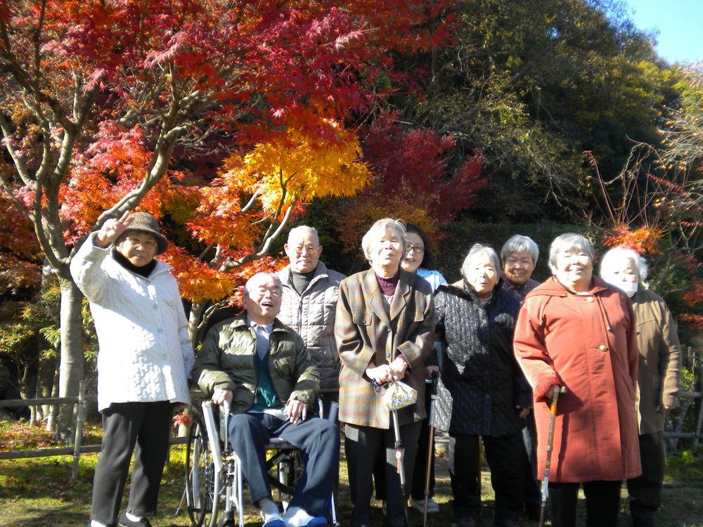 紅葉の前で撮った集合写真