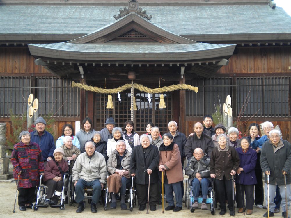 神社の前で撮った初詣の集合写真
