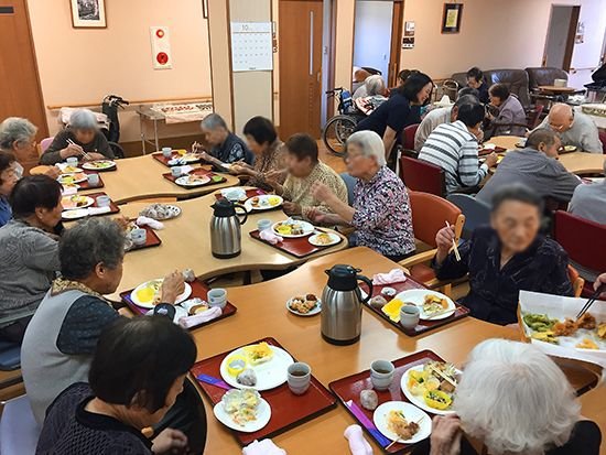 みんなでテーブルを囲んだお食事会