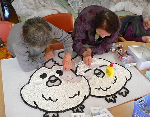 かかし祭りに出展する作品づくりの様子