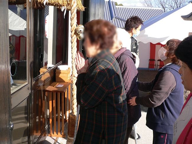 神社の前で撮った初詣の集合写真