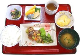 ご飯・みそ汁・主菜・副菜がそろった昼食の膳