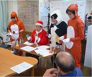 クリスマス会でサンタクロースに扮したスタッフ