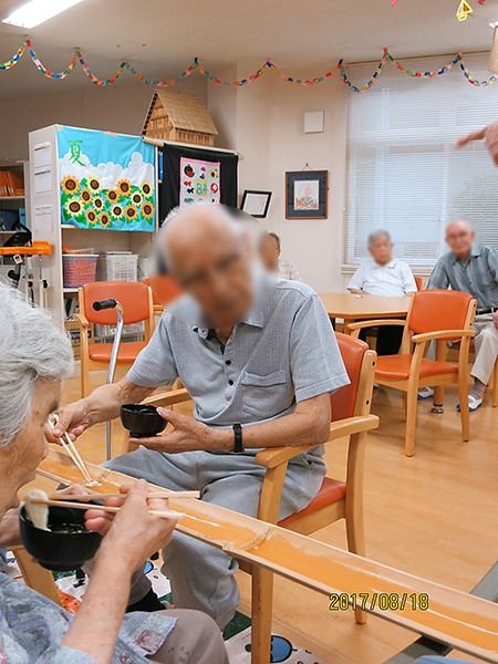 流しそうめんを楽しむ利用者の皆さま