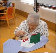 創作活動に取り組む利用者さま