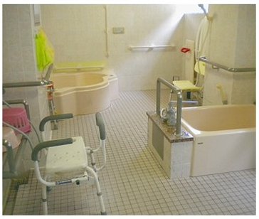手すりや入浴用いすを備えた一般浴槽