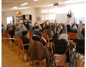 デイサービス城山で体操をする利用者の皆さま
