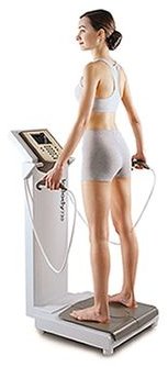 体成分分析装置InBodyで測定する様子