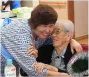 笑顔で利用者さまに寄り添うスタッフ