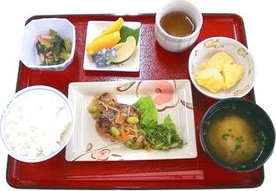 ご飯・みそ汁・主菜・副菜がそろった昼食の膳